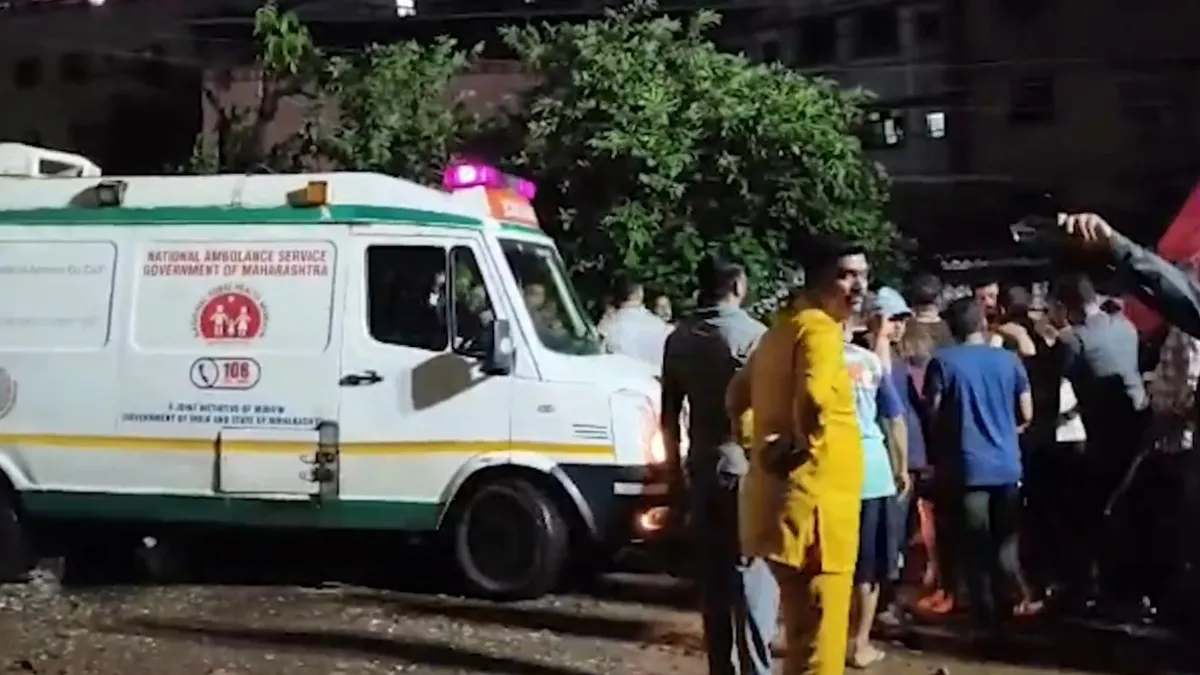 मुंबई के वसई में अपार्टमेंट का हिस्सा गिरा, दो की मौत; रेस्क्यू में 11 लोग निकाले गए