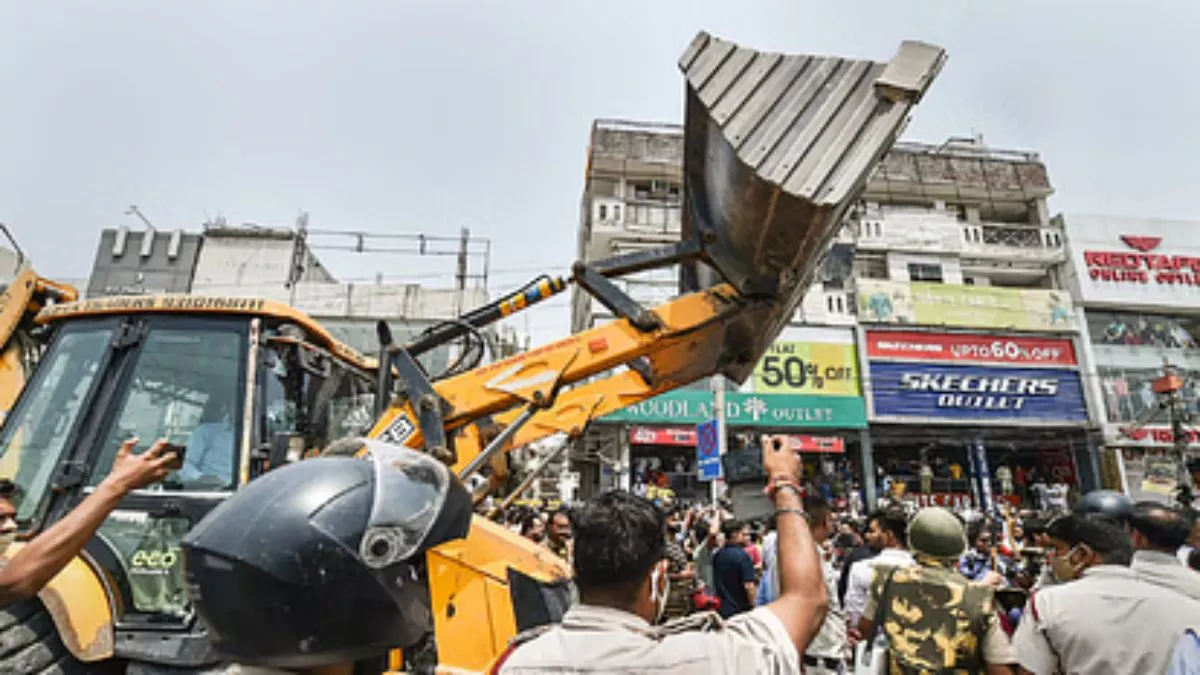 शास्त्री पार्क में अतिक्रमण बरकरार: एफआईआर के बावजूद ठेले और रेहड़ियाँ सड़क पर लगीं