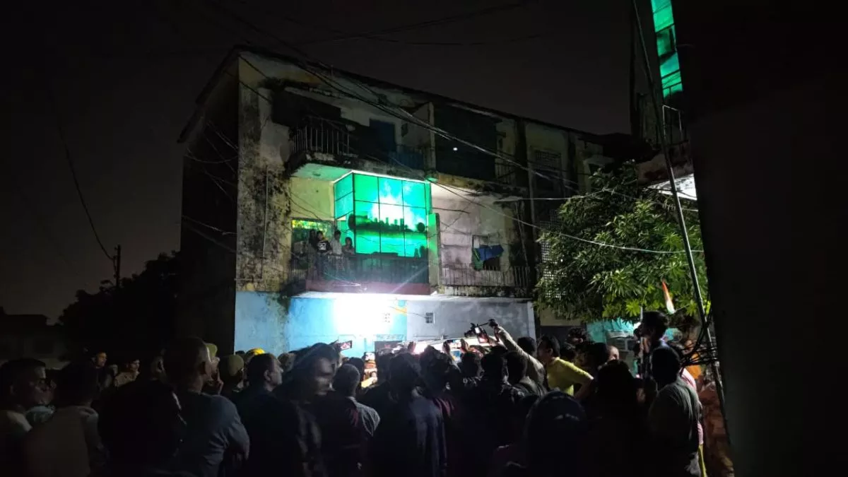 मेरठ में सरकारी आवास की छत गिरने से परिवार मलबे में दबा, पांच घायल