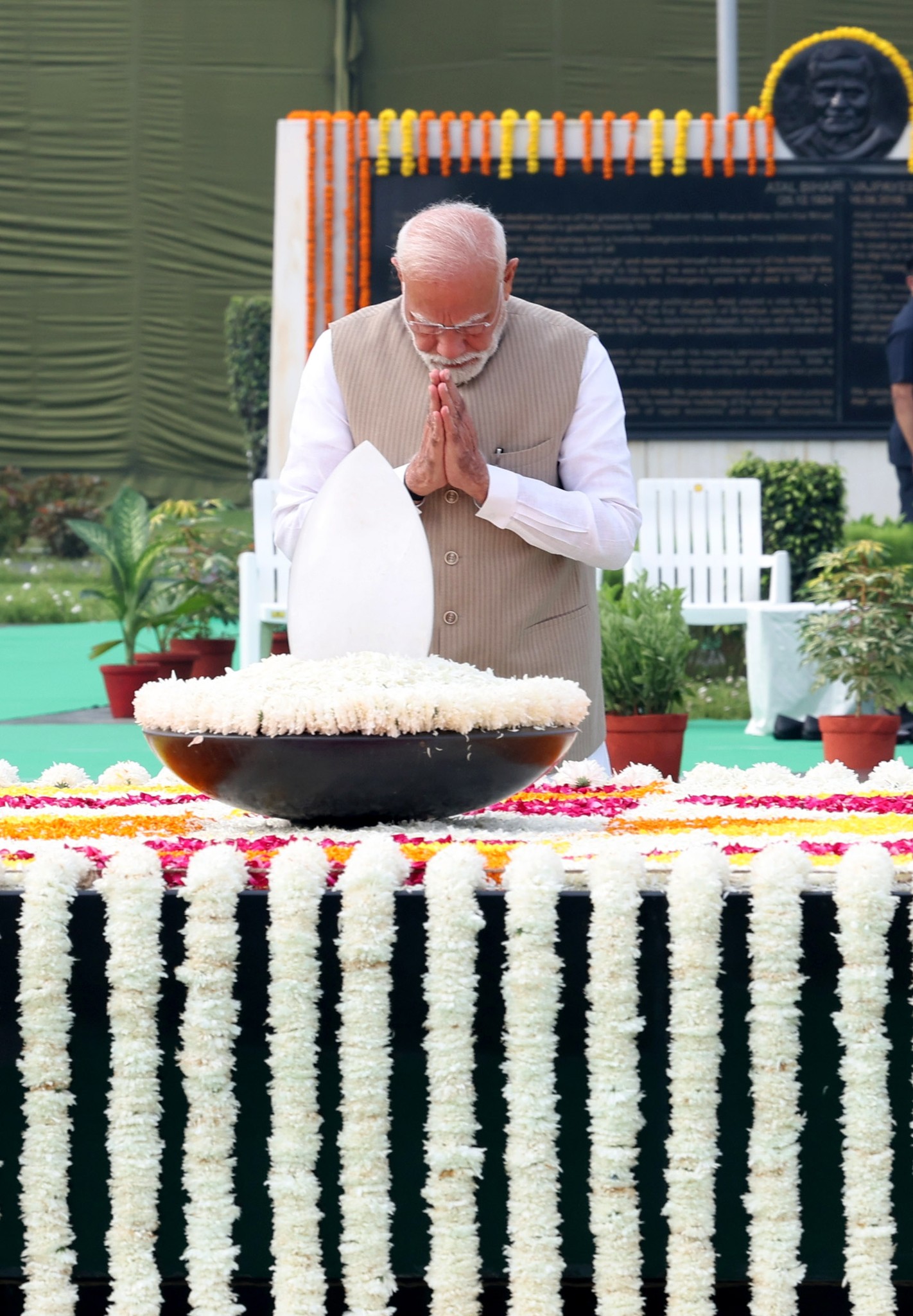 अटल बिहारी वाजपेयी की पुण्यतिथि पर नेताओं ने दी श्रद्धांजलि, पीएम मोदी ने किया नमन