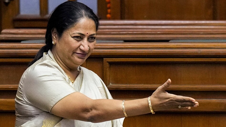 सुल्तानपुरी में सीएम रेखा का निरीक्षण: 50 हजार जर्जर फ्लैट देख पूर्व सरकारों पर साधा निशाना