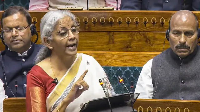 लोकसभा में हंगामे के बीच बिना चर्चा कराधान के दोनों बिल पास, विपक्ष ने किया विरोध