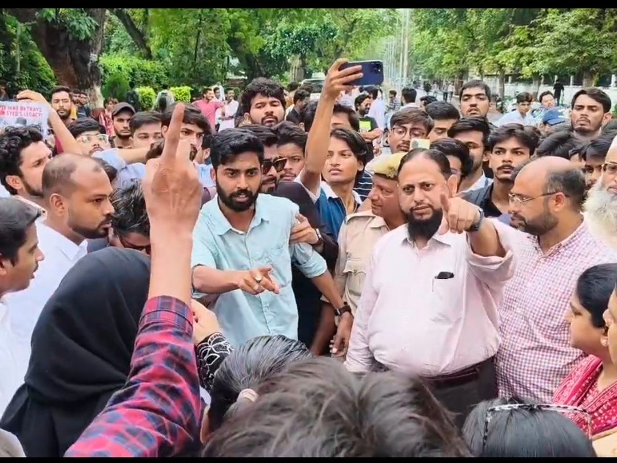 एएमयू में फीस बढ़ोतरी पर बवाल, ओवैसी ने छात्रों का किया समर्थन