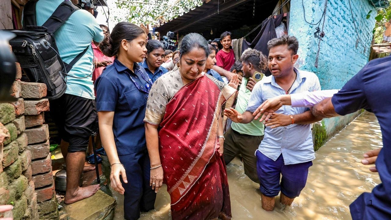 दिल्ली सीएम रेखा गुप्ता पर हमला, जनसुनवाई के दौरान शख्स ने मारा थप्पड़, गिरफ्तार