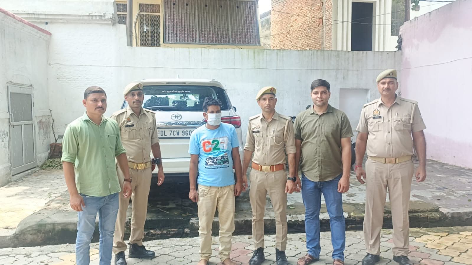 कोयला व्यापारी की फॉर्च्यूनर और 13 लाख रुपये लेकर भागा ड्राइवर गिरफ्तार
