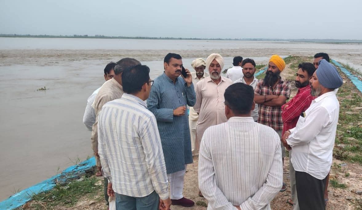 सपा जिलाध्यक्ष ने मीरापुर के बाढ़ प्रभावित गांवों का किया निरीक्षण