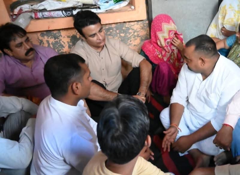 मोनू खटीक हत्याकांड: पूर्व विधायक संगीत सोम ने पीड़ित परिवार से की मुलाकात