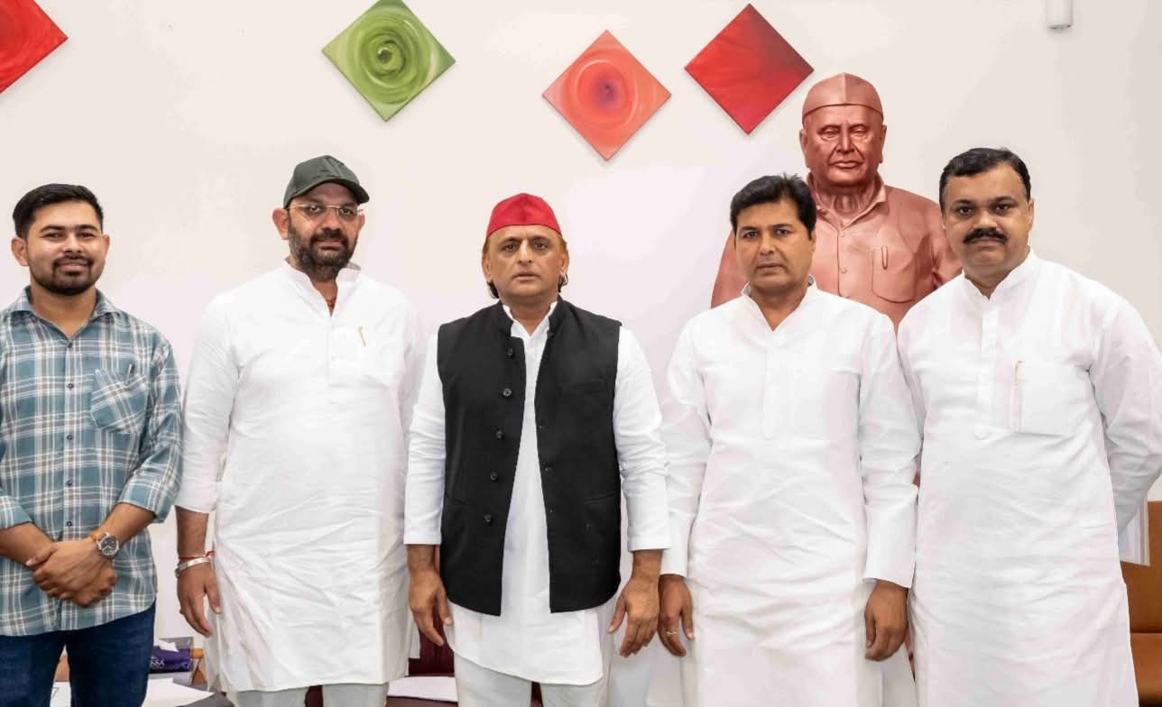 सपा नेताओं ने अखिलेश से की मुलाकात, पंचायत चुनाव की रणनीति पर हुई चर्चा