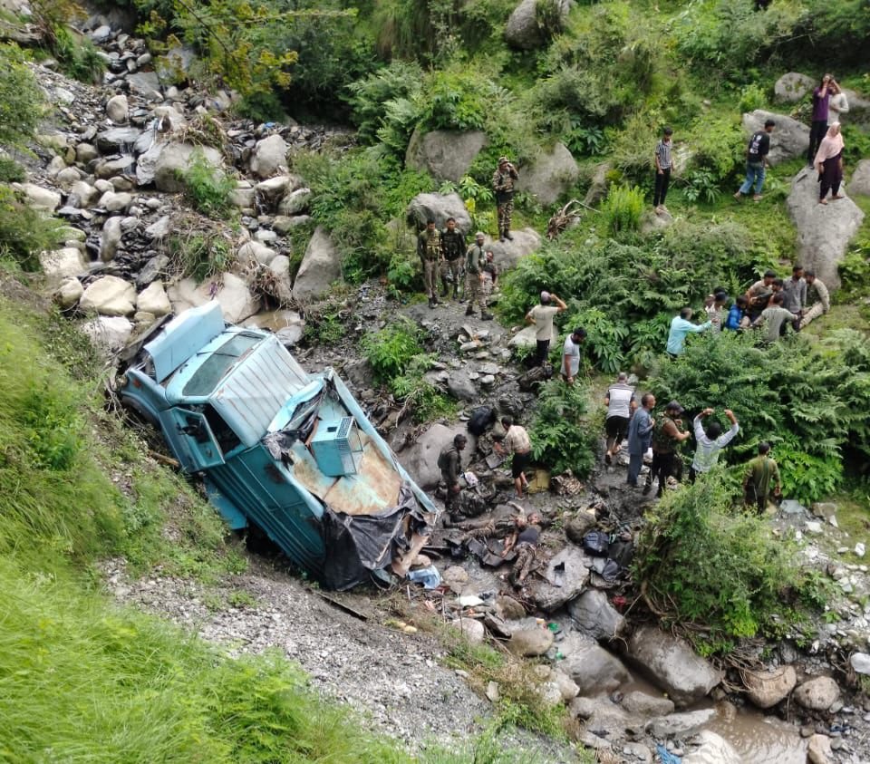 उधमपुर में सीआरपीएफ की गाड़ी खाई में गिरी, दो जवान शहीद, 16 घायल