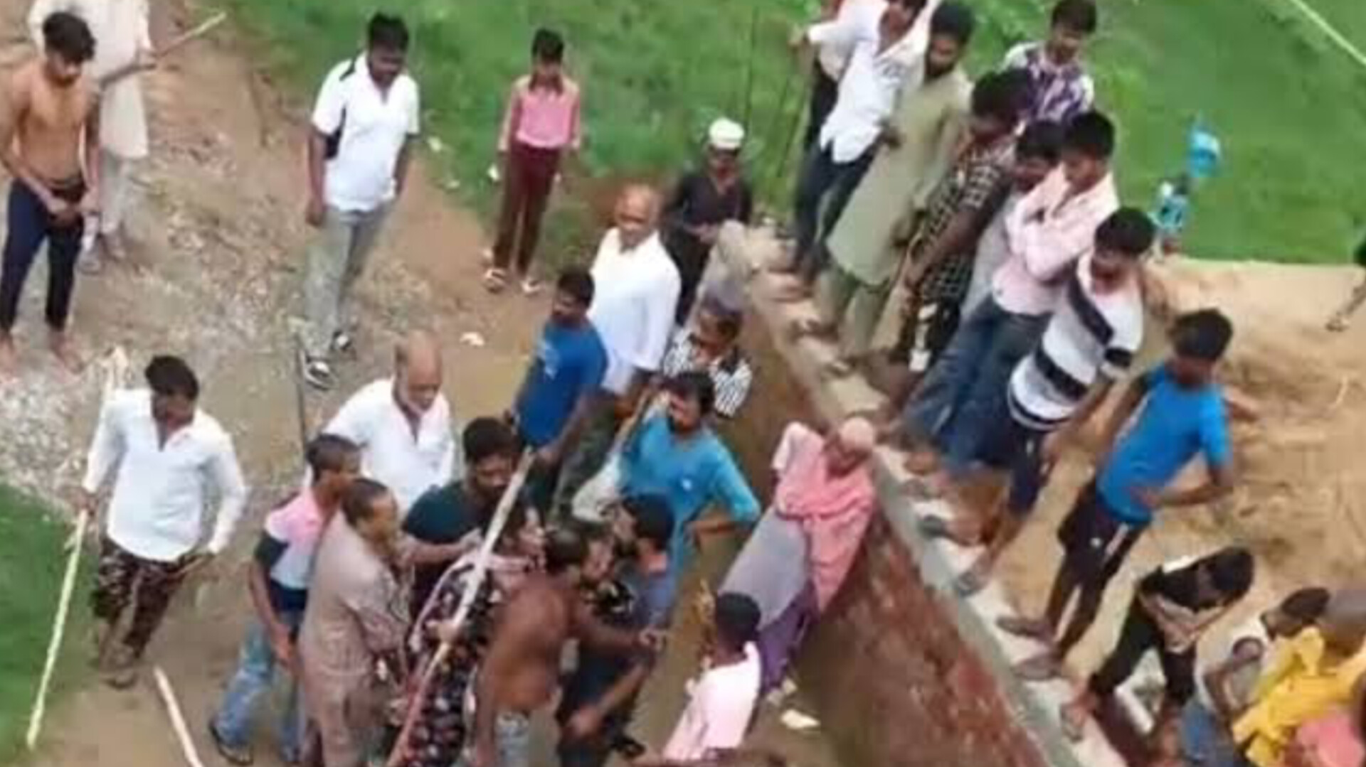 खतौली: सराफत कॉलोनी में दो पक्षों के बीच जमकर चले लाठी-डंडे, वीडियो वायरल