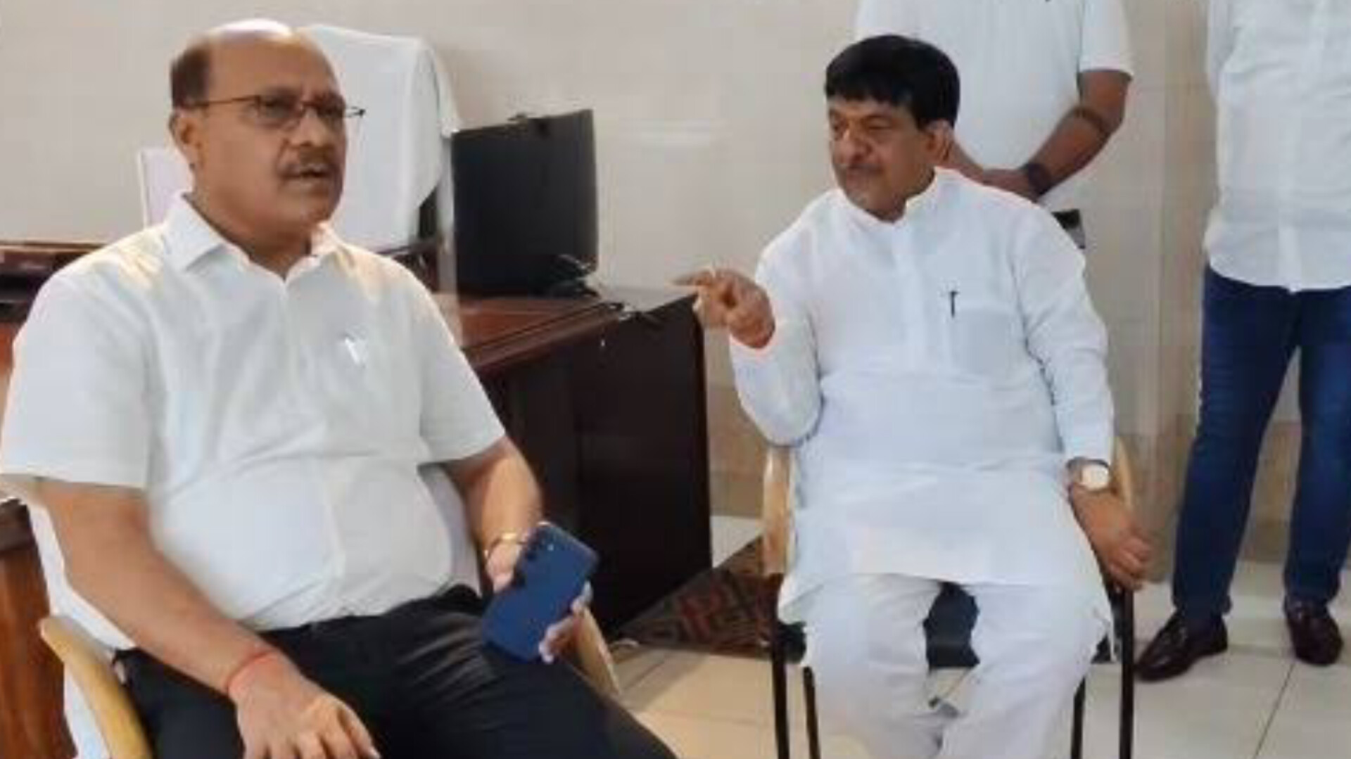 बिना सहमति नहीं होगा किसानों की जमीन का अधिग्रहण: मंत्री और डीएम ने दिया भरोसा