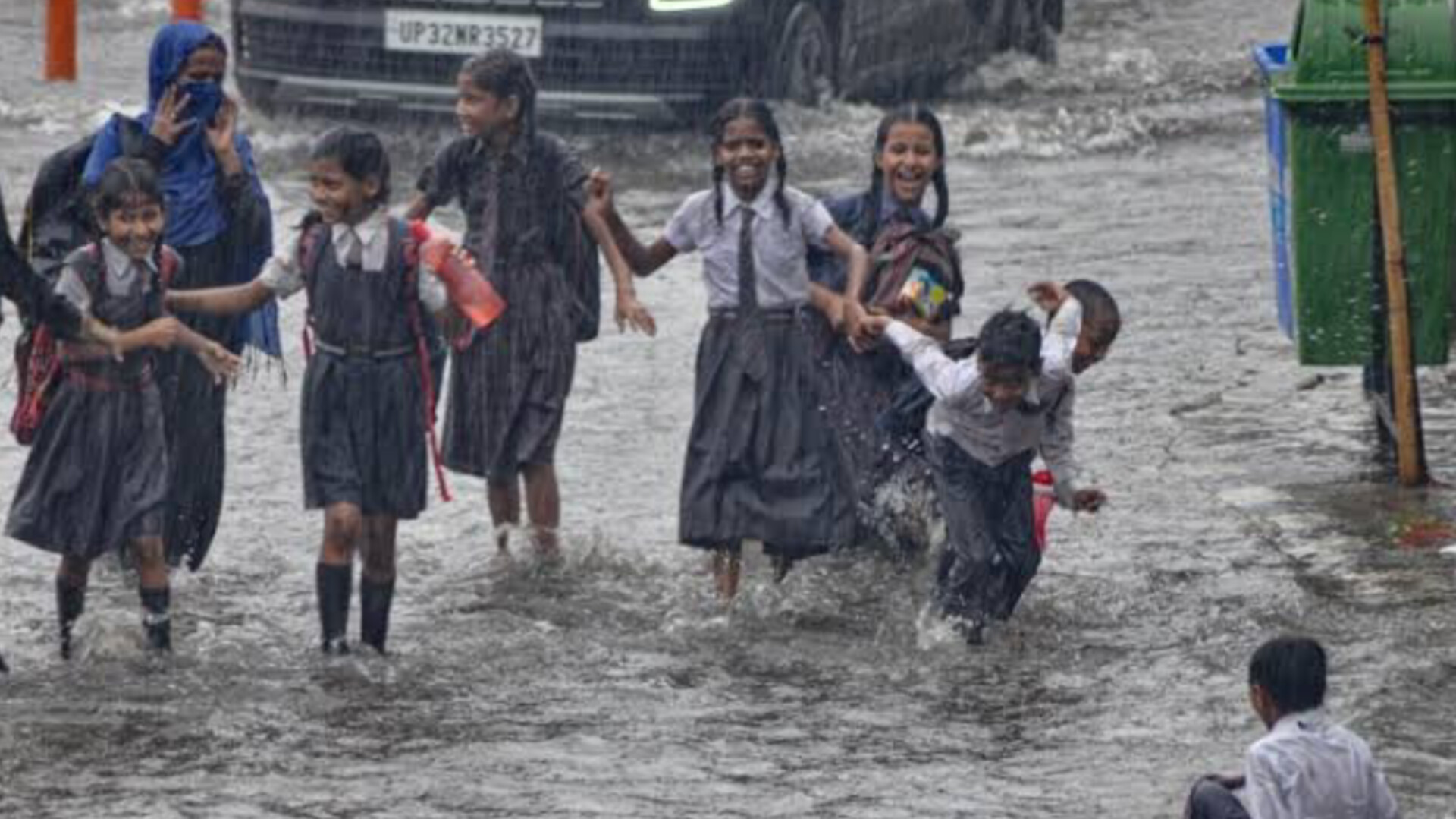 लखनऊ समेत कई जिलों में बारिश के कारण स्कूल बंद, 46 जिलों में भारी वर्षा का अलर्ट