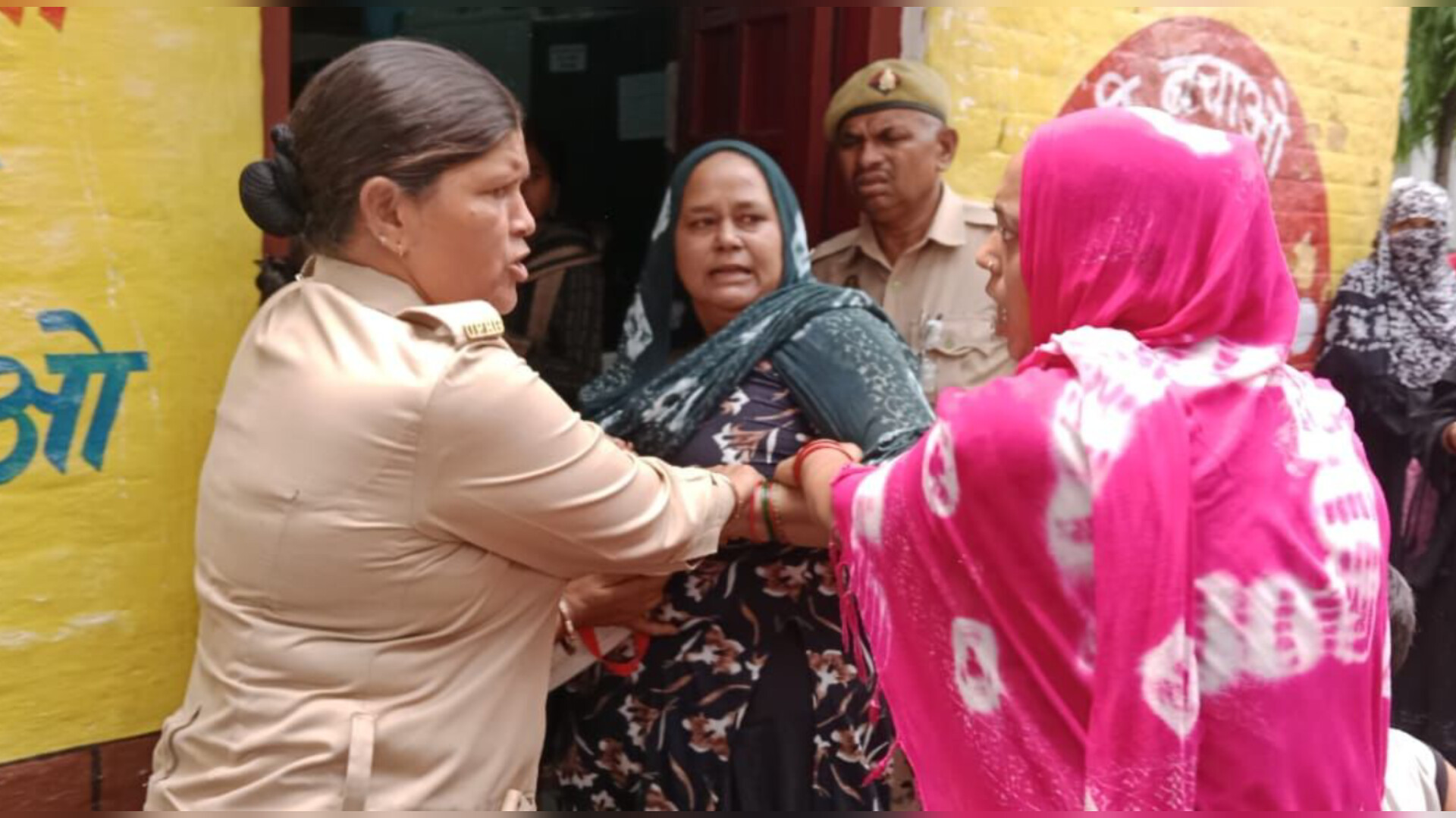 कलेक्ट्रेट में महिला ने किया आत्मदाह का प्रयास, ससुराल पक्ष पर लगाए गंभीर आरोप