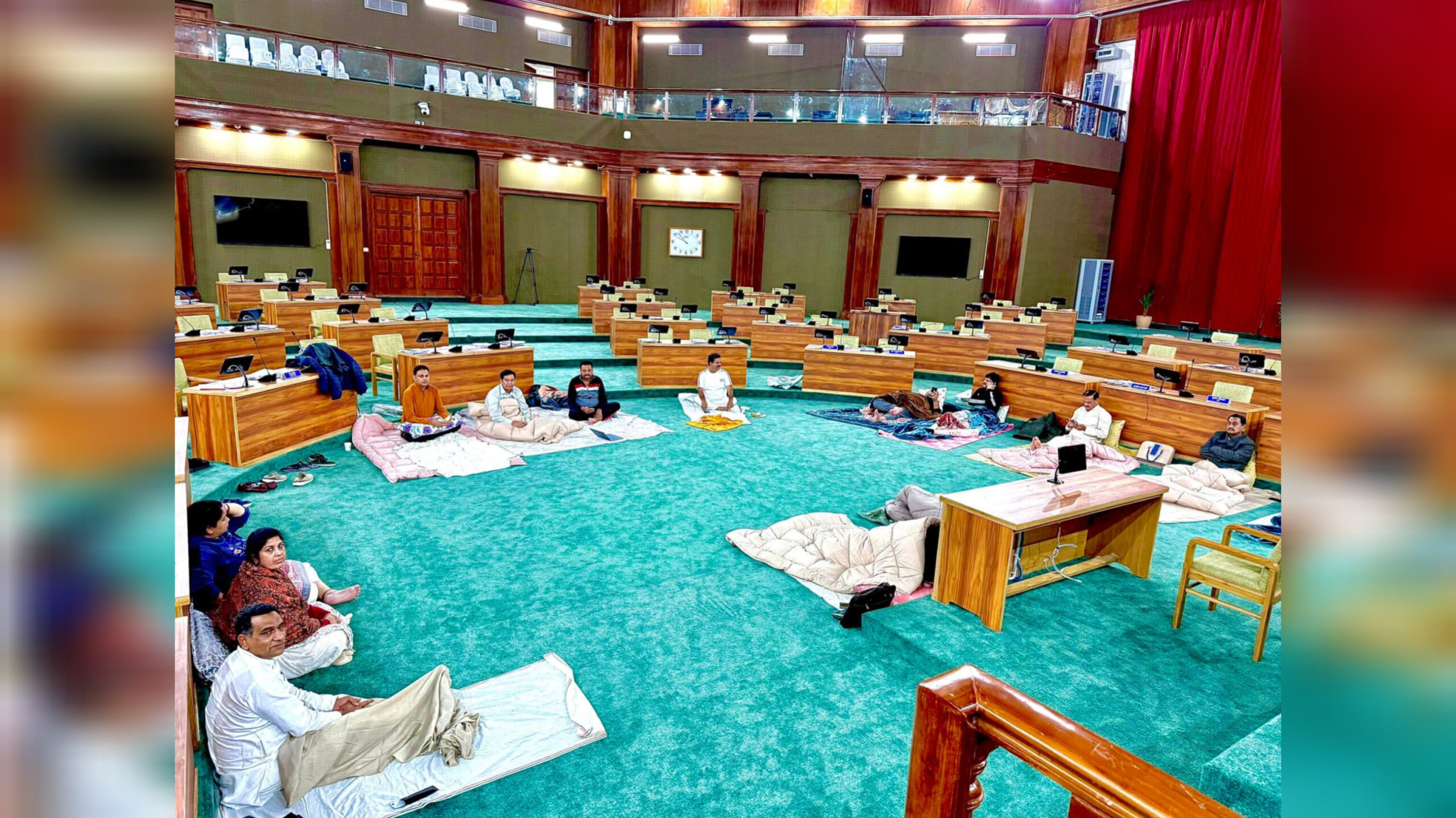 उत्तराखंड: सदन में कंबल ओढ़कर बैठे विपक्षी विधायक, रातभर चला विरोध प्रदर्शन