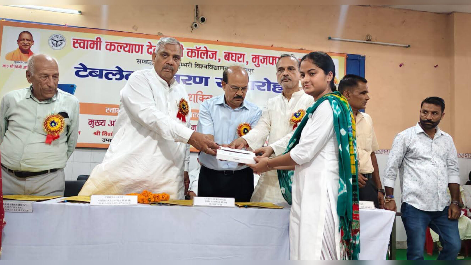 सांसद हरेंद्र मलिक ने बघरा कॉलेज में छात्रों को वितरित किए टैबलेट