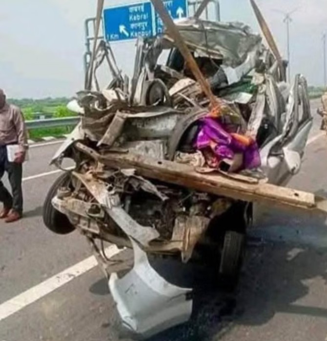 बुंदेलखंड एक्सप्रेसवे पर भीषण हादसा, दो भाइयों की मौत