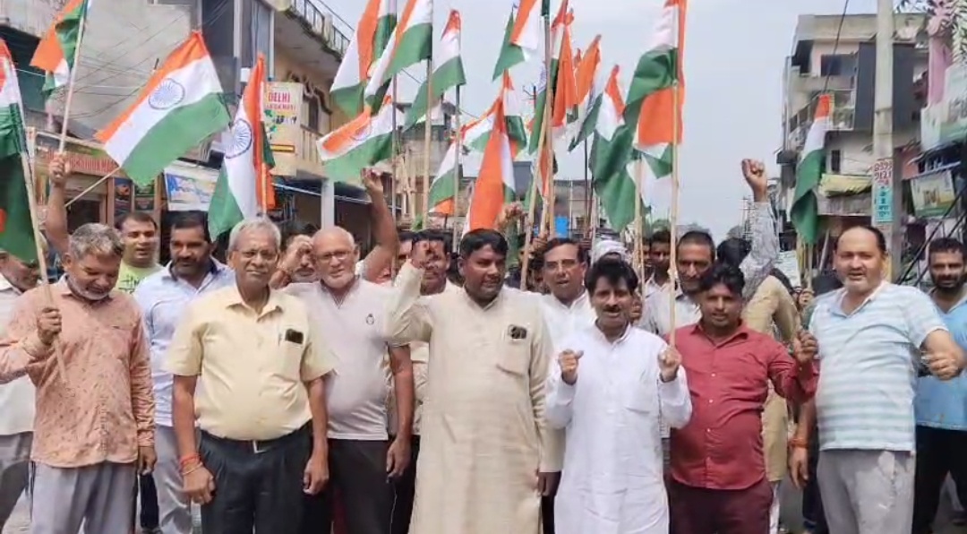सिखेड़ा में तिरंगा यात्रा का भव्य आयोजन