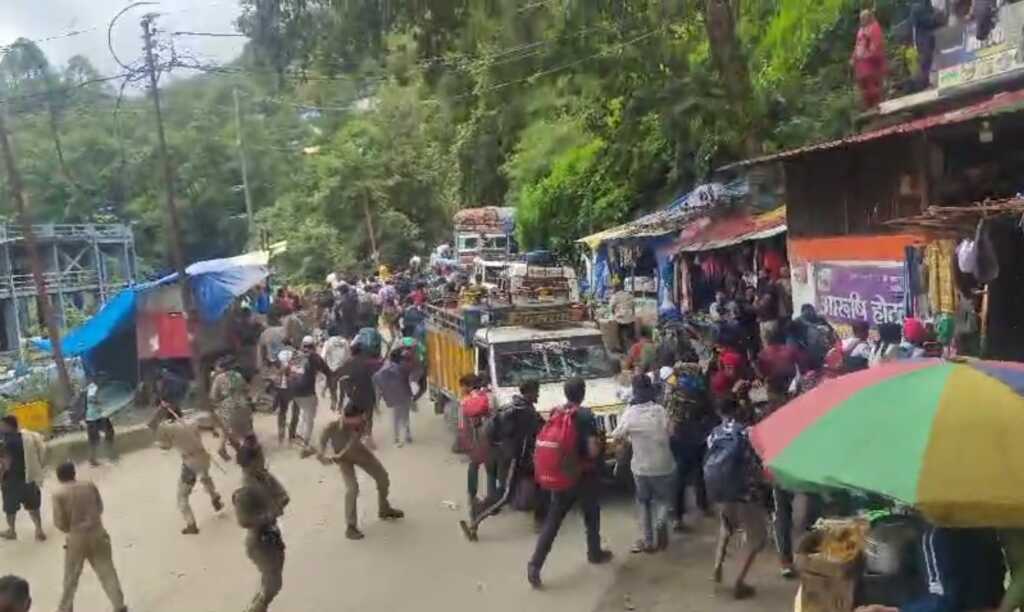 केदारनाथ यात्रा तीन दिन के लिए रोकी, पुलिस और श्रद्धालुओं के बीच झड़प