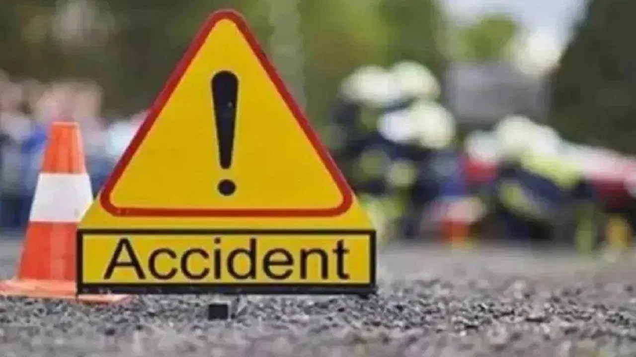 सड़क पर कुत्ता आने से अनियंत्रित हुई बाइक, एक की मौत, एक घायल