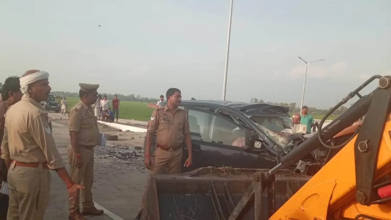 मऊ में ट्रेलर से टकराई कुलपति की कार, हरेराम त्रिपाठी और पत्नी की मौत