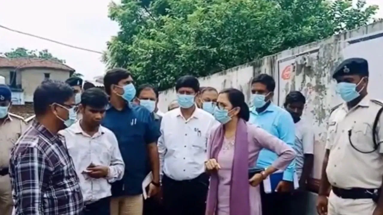 गंदगी पर भड़कीं डीएम अलंकृता, अधिकारियों की सड़क पर लगाई क्लास
