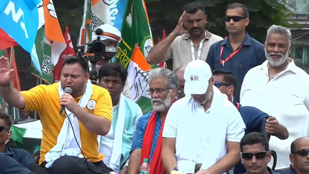 बिहार में राहुल गांधी और तेजस्वी के साथ जीप में दिखे पप्पू यादव