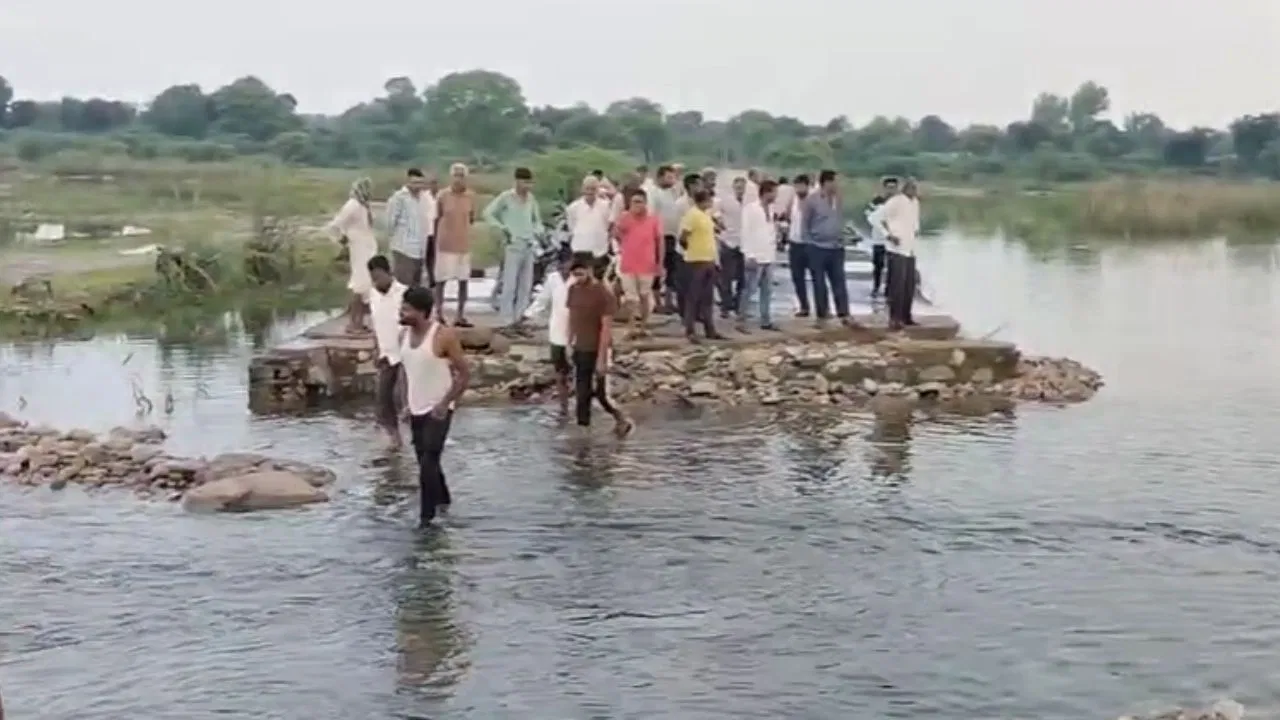 गूगल मैप ने दिखाया गलत रास्ता, बंद पुलिया पर चढ़ी वैन; 9 में से 4 लोग नदी में बहे