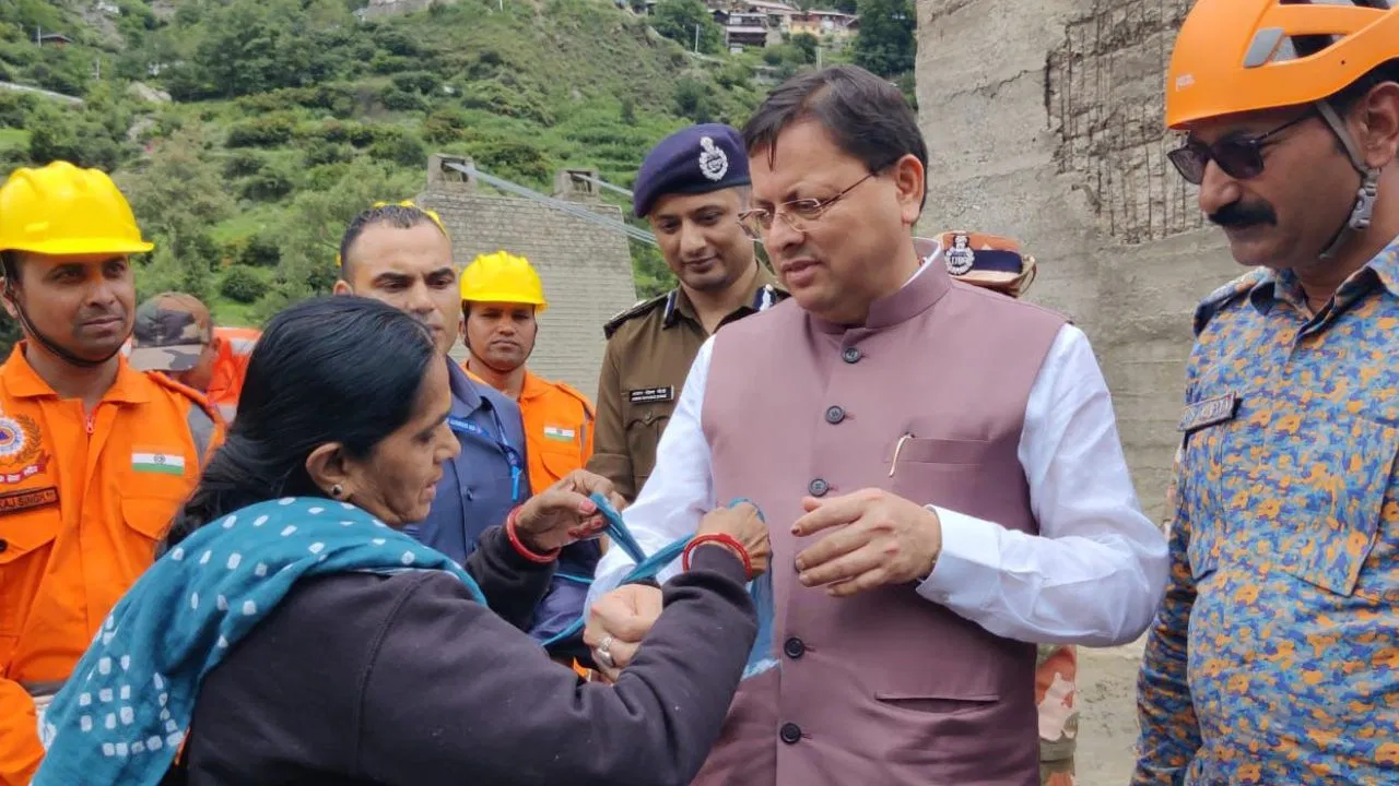 धराली आपदा में महिला ने सीएम धामी को दुपट्टे से राखी बाँधकर जताई आभार