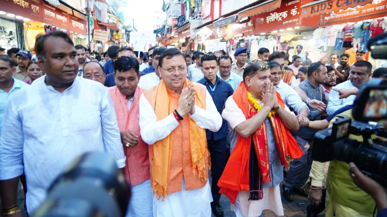 सीएम धामी ने पलटन बाजार में चलाया ‘स्वदेशी अपनाओ, राष्ट्र को आगे बढ़ाओ’ अभियान