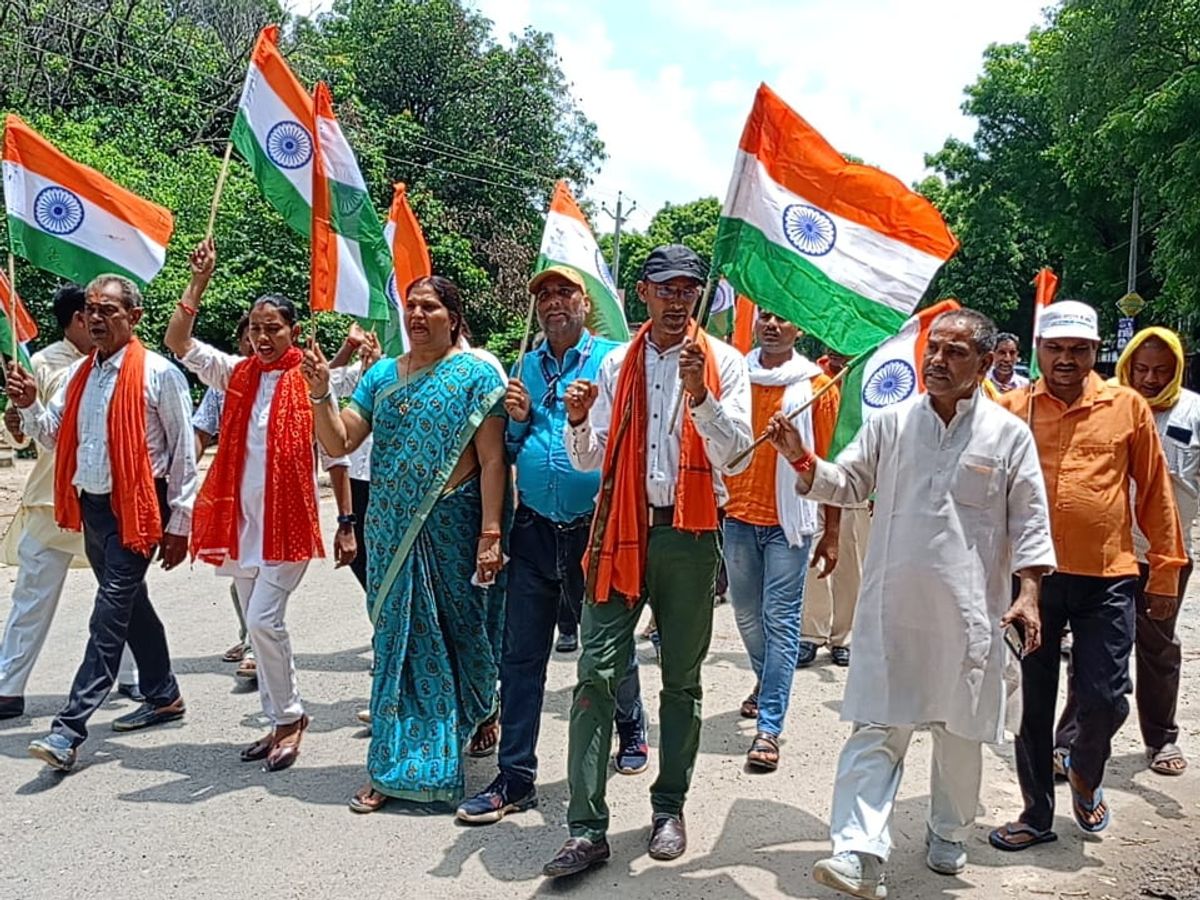 बाबरी में ग्रामीणों ने उत्साह के साथ निकाली भव्य तिरंगा यात्रा, फूलों से किया गया स्वागत