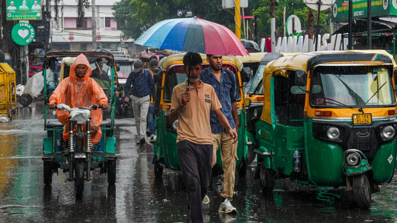 दिल्ली में 14 साल का बारिश रिकॉर्ड टूटा, अगले 3 दिन तक रहेगी बरसात