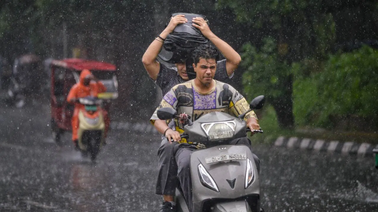 दिल्ली-एनसीआर में झमाझम बारिश से मौसम हुआ सुहाना, जलभराव ने बढ़ाई परेशानी