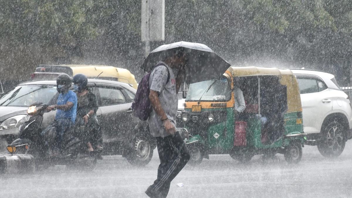दिल्ली-एनसीआर में बदलता मौसम, कई इलाकों में झमाझम बारिश से राहत