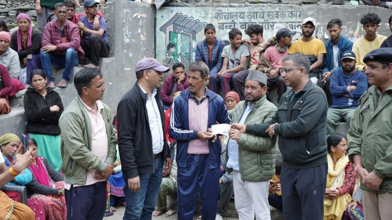 सीएम धामी के निर्देश पर धराली के प्रभावितों को वित्तीय मदद, 5 लाख रुपये के चेक वितरित