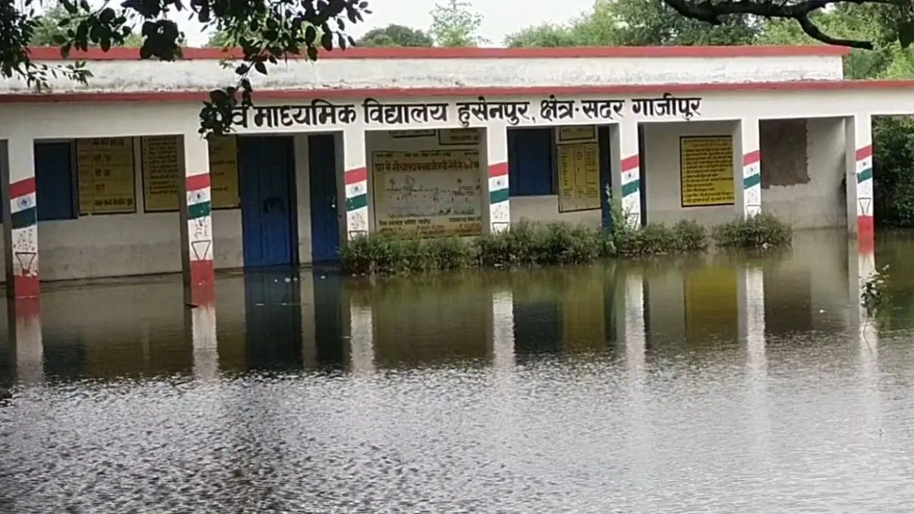 गाजीपुर में गंगा का बढ़ा जलस्तर, 150 से अधिक गांव बाढ़ से प्रभावित, 102 स्कूल बंद