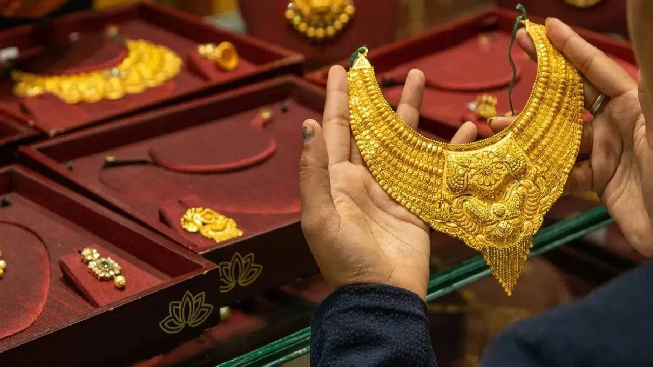 एक महीने में सोने की कीमत में जबरदस्त उछाल, क्या सितंबर में और बढ़ेगा भाव?