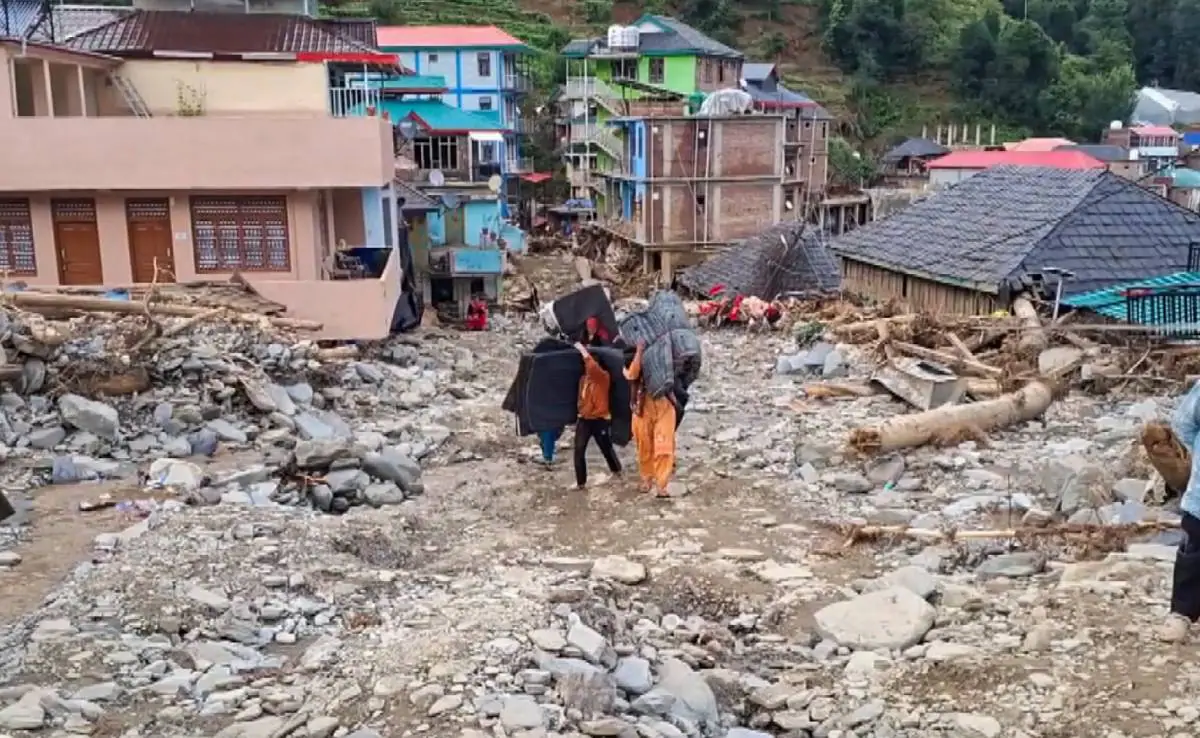लगातार बारिश से हिमाचल में हालात बिगड़े, 317 सड़कें बंद, बिजली-पानी आपूर्ति बाधित