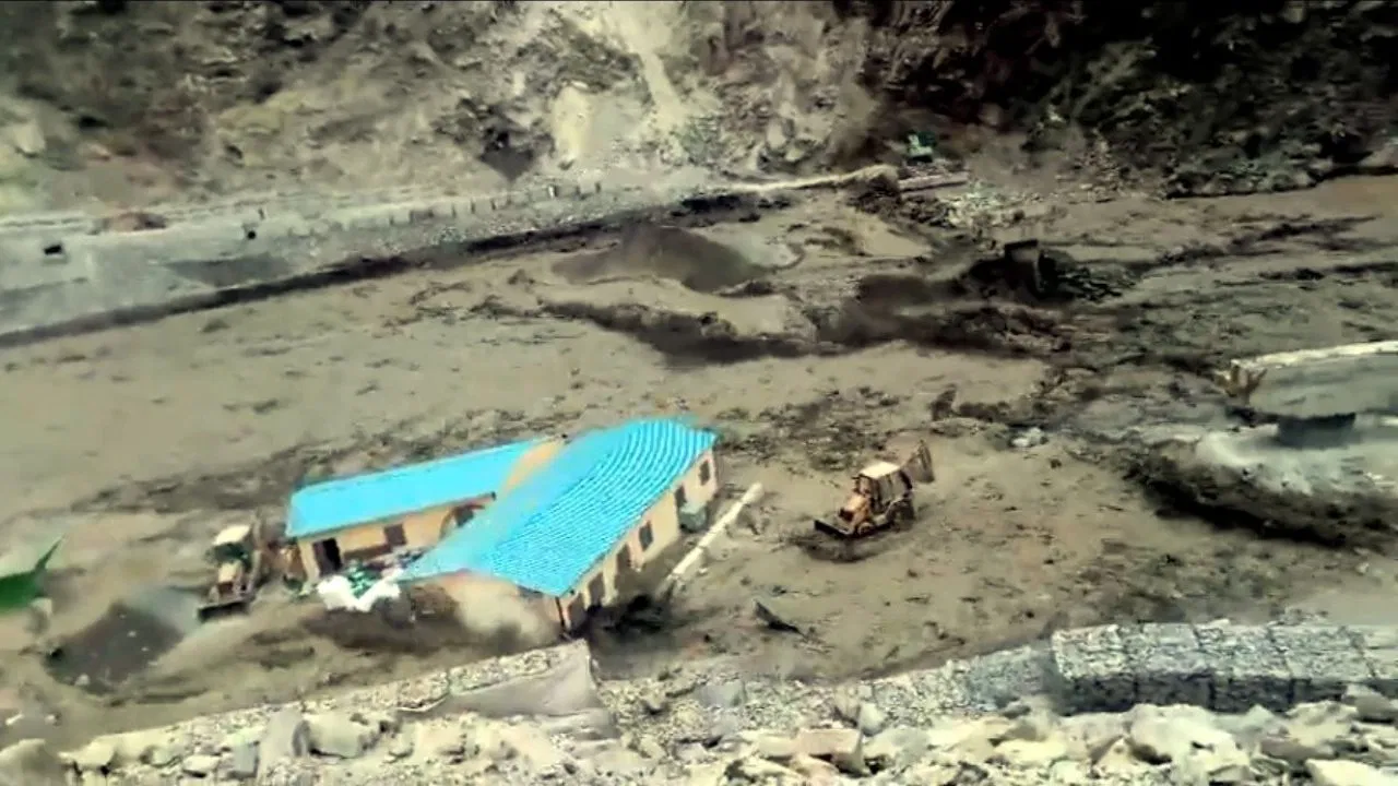 हिमाचल में बादल फटने से 325 सड़कें बंद, कई इलाकों में बाढ़ और भारी बारिश का अलर्ट