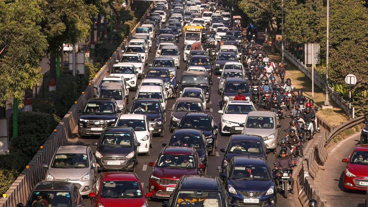जन्माष्टमी पर नोएडा में ट्रैफिक डायवर्जन, इन मार्गों पर एंट्री बंद