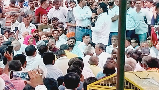 मंत्री के काफिले से टकराकर छात्र की मौत, परिजनों ने किया प्रदर्शन