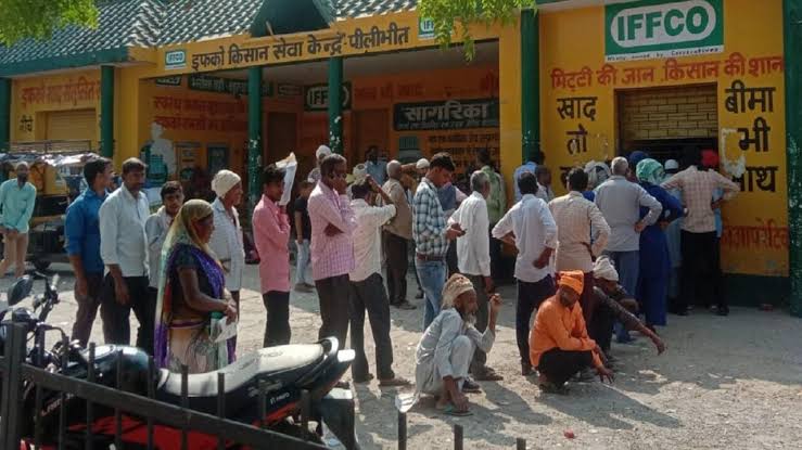 यूपी में यूरिया संकट गहराया, किसानों की लंबी कतारें, कई जिलों में हंगामा