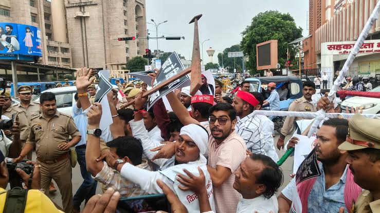 लखनऊ: खाद की कमी पर सपा छात्र सभा का हजरतगंज में प्रदर्शन