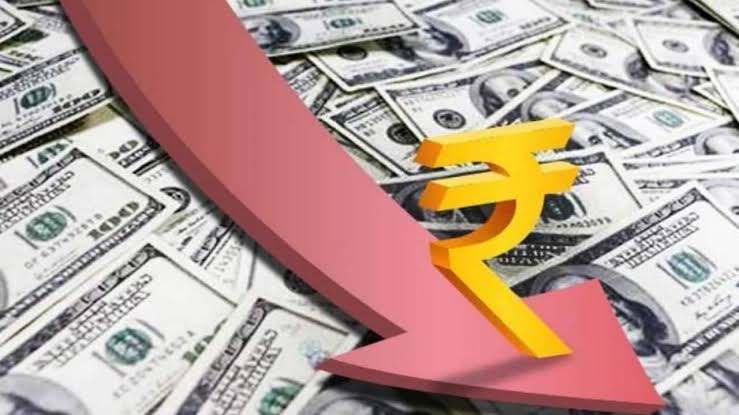 डॉलर के सामने रिकॉर्ड गिरावट, रुपया 64 पैसे लुढ़ककर 88.29 पर बंद