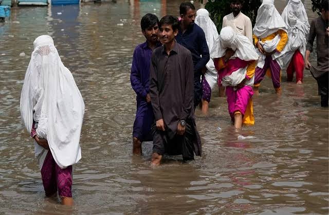 पाकिस्तान में बारिश और बाढ़ से हाहाकार, 24 घंटे में 15 की मौत