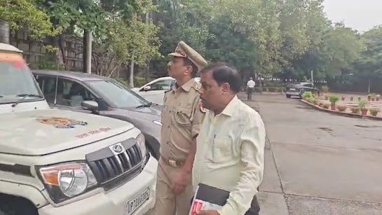 महिला की शिकायत पर मंत्री असीम अरुण ने निजी सचिव को कराया गिरफ्तार