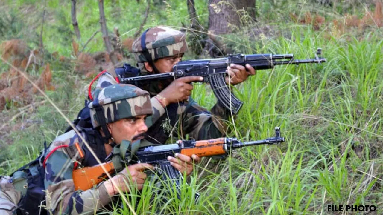 कुलगाम में आठवें दिन भी मुठभेड़ जारी, अब तक तीन आतंकी ढेर