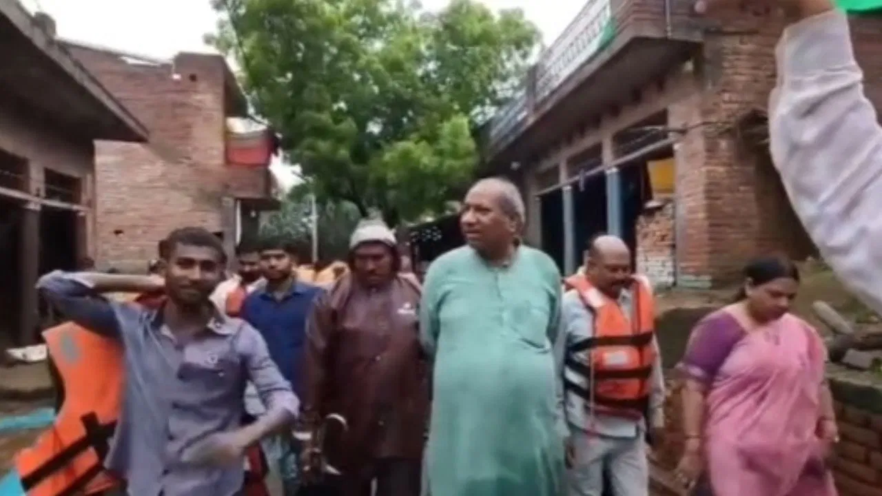 कानपुर में बाढ़ से तबाही, विस्थापितों के बीच पहुंचे मंत्री, बयानों से जनता नाराज़