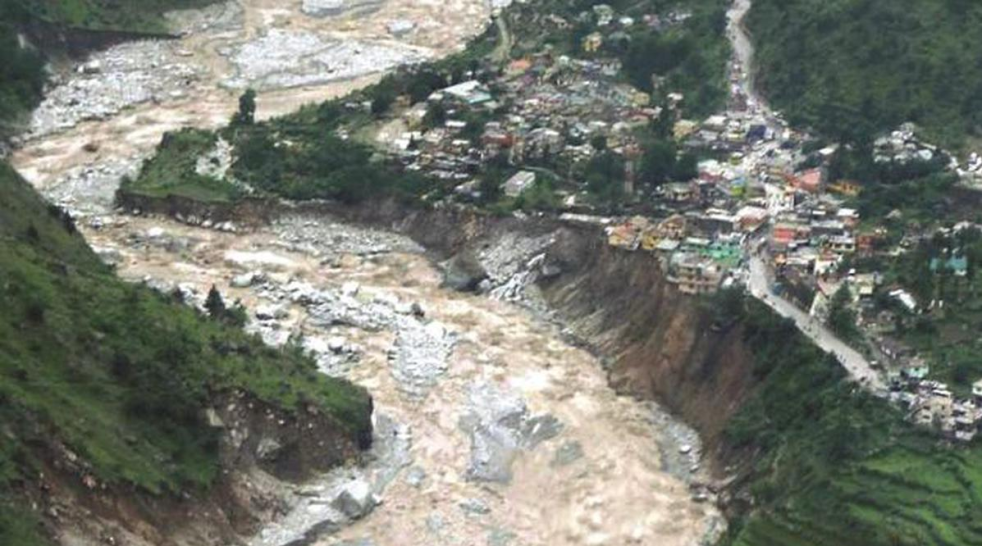 उत्तराखंड में भारी बारिश का असर: स्कूल बंद, नदियों में बढ़ा जलस्तर, 117 सड़कें ठप