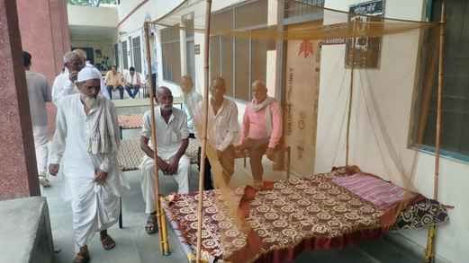 खतौली तहसील में भाकियू का धरना, खाट-मच्छरदानी संग डाला डेरा