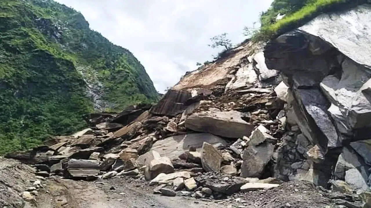 कुल्लू की मणिकर्ण घाटी में भूस्खलन, पहाड़ी का बड़ा हिस्सा गिरा